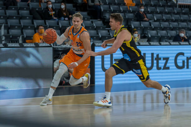 这对年轻中 这对年轻中