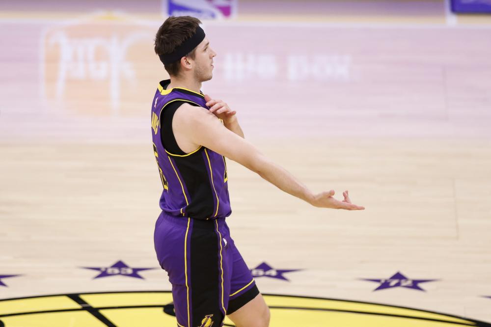 越的表现创 越的表现创