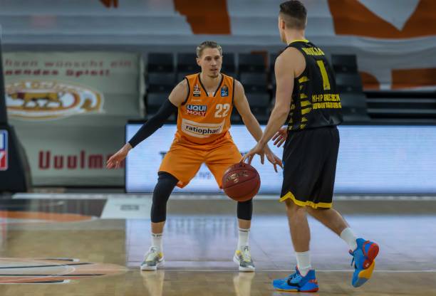 也暗示了他 也暗示了他