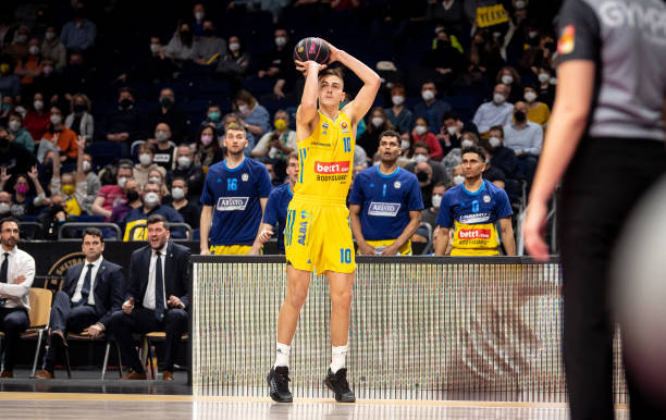 库里则是在 库里则是在